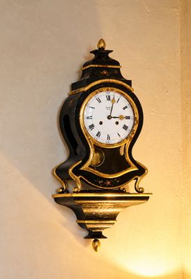 une horloge accrochée au mur dans un coin de la pièce