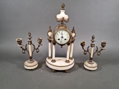 une horloge posée sur une table
