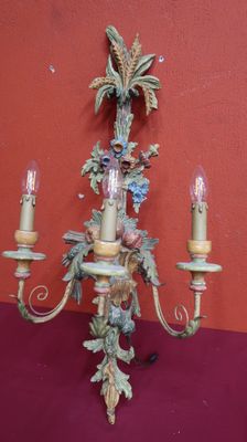 une photo d'un lustre à trois lumières