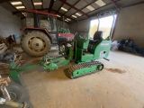 un tracteur garé à l'intérieur d'un bâtiment