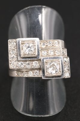 un gros plan d'une bague sertie de trois diamants