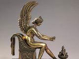 statue en bronze représentant une femme assise sur une chaise avec un chat