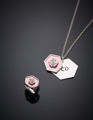 un gros plan d'un collier et de boucles d'oreilles posés sur une surface noire