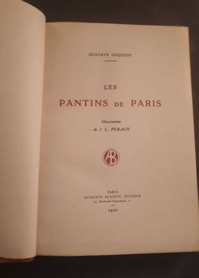 un livre ouvert posé sur une table à côté d'une tasse de café