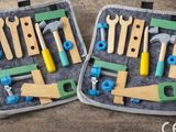 deux valises contenant divers outils, posées sur une table