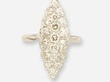 une bague en or ornée d'une grosse pierre blanche au centre