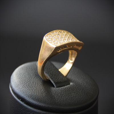 Bague en or jaune 750°°° (tête d'aigle), le chaton serti de …