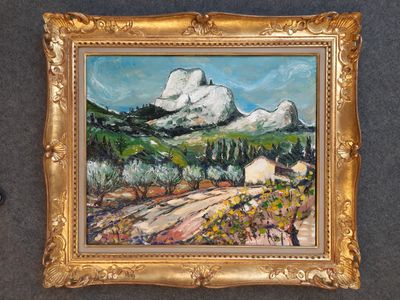 une peinture à l'huile représentant un paysage de montagne avec une maison au premier plan
