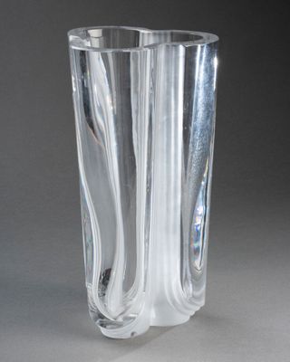 DAUM France. VASE trilobé à côtes Cristal moulé incolore, si…