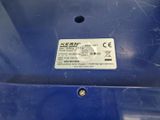 un gros plan d'une boîte bleue sur laquelle est collée une étiquette