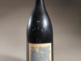une image représentant une bouteille de vin posée sur une table