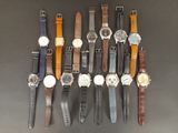 tout un tas de montres alignées sur la table
