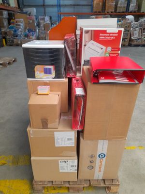 de nombreux cartons empilés les uns sur les autres dans un entrepôt