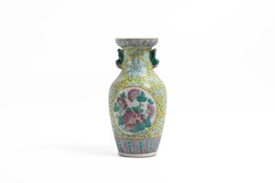 un vase sur lequel figure la photo d'une femme