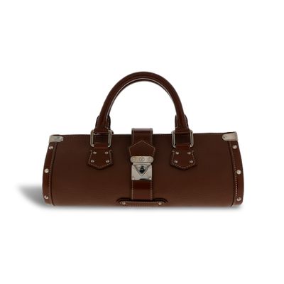 un sac à main en cuir marron muni d'une poignée en métal et de rivets