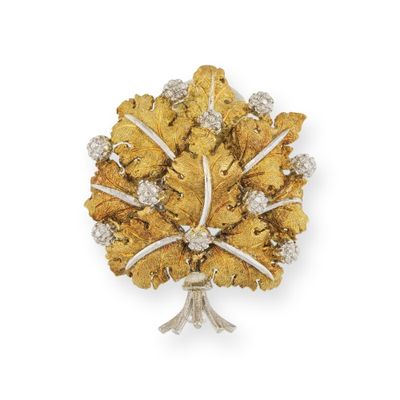une broche en or et diamants, signée Van Cleef