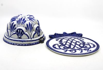 une paire d'assiettes en porcelaine bleue et blanche ornées de motifs bleus et blancs