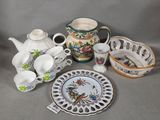 de nombreux types de porcelaine sont exposés sur la table