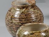 trois vases posés l'un à côté de l'autre sur une table