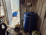 une photo d'une pièce avec un réservoir d'eau et des tuyaux