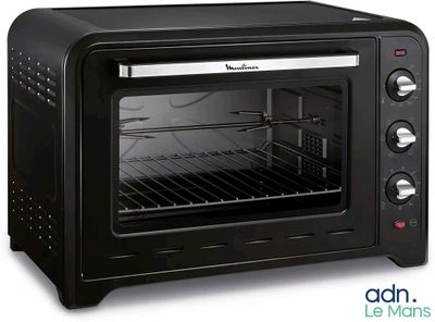 une image d'un grille-pain four sur fond blanc