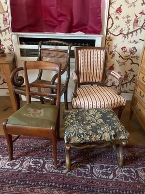 deux chaises et un tabouret dans un coin de la pièce