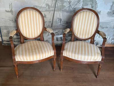 Paire de fauteuils de style Louis XVI à dossier médaillon,