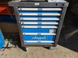 une photo d'une armoire à outils bleue sur laquelle est posé un ordinateur portable