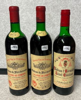 trois bouteilles de vin posées les unes à côté des autres sur un plan de travail