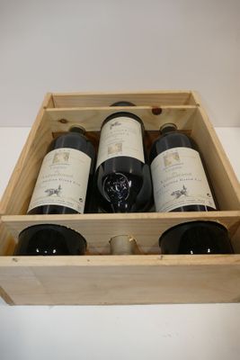 trois bouteilles de vin dans un coffret en bois