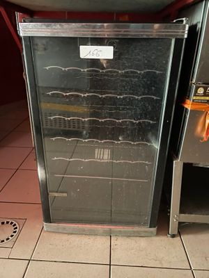 une photo d'un refroidisseur à vin en acier inoxydable dans une cuisine