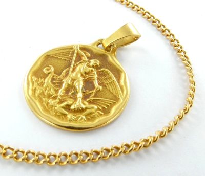 une image représentant un collier en or avec une pièce suspendue à une chaîne