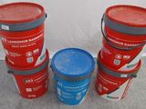trois seaux de peinture rouge et bleue posés les uns à côté des autres