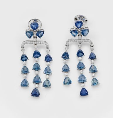 une paire de boucles d'oreilles en saphir et diamant