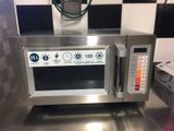 un micro-ondes posé sur le comptoir d'une cuisine