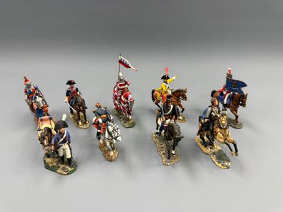 sept figurines représentant des soldats à cheval tenant des drapeaux