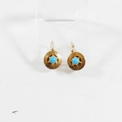 une paire de boucles d'oreilles en or ornées de pierres turquoise