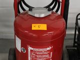 un extincteur rouge muni d'un tuyau