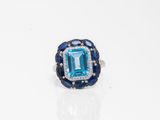 une image d'une bague sertie d'une topaze bleue et d'une topaze blanche