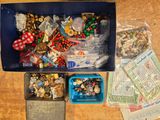 un récipient bleu rempli d'un assortiment de bonbons et de confiseries