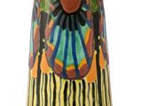 un vase avec une peinture sur une surface blanche