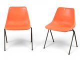 une paire de chaises en plastique orange aux pieds noirs, sur fond blanc