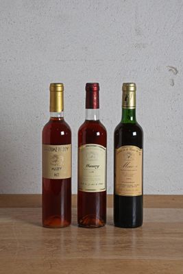 trois bouteilles de vin posées sur une table, l'une à côté de l'autre