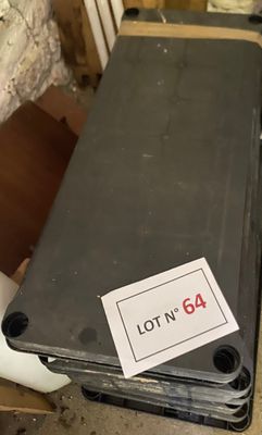 un bagage posé sur une table dans une pièce