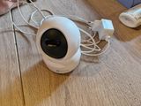 un appareil photo posé sur une table à côté d'un téléphone portable