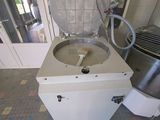 une machine posée par terre à côté d'un mixeur