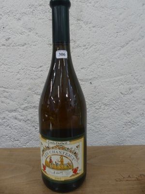une bouteille de vin posée sur une table