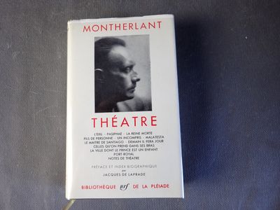 le livre est posé sur une table, à côté d'une photo en noir et blanc représentant le visage d'un homme
