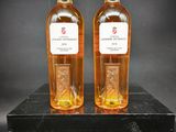 deux bouteilles de vin posées sur une boîte noire