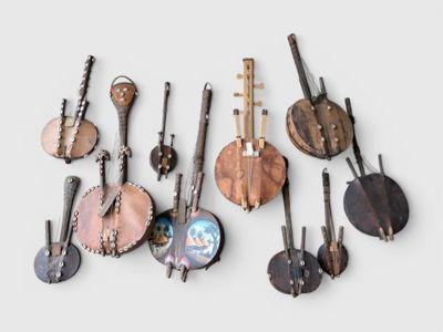 a lot of musical instruments that are hanging on the wall